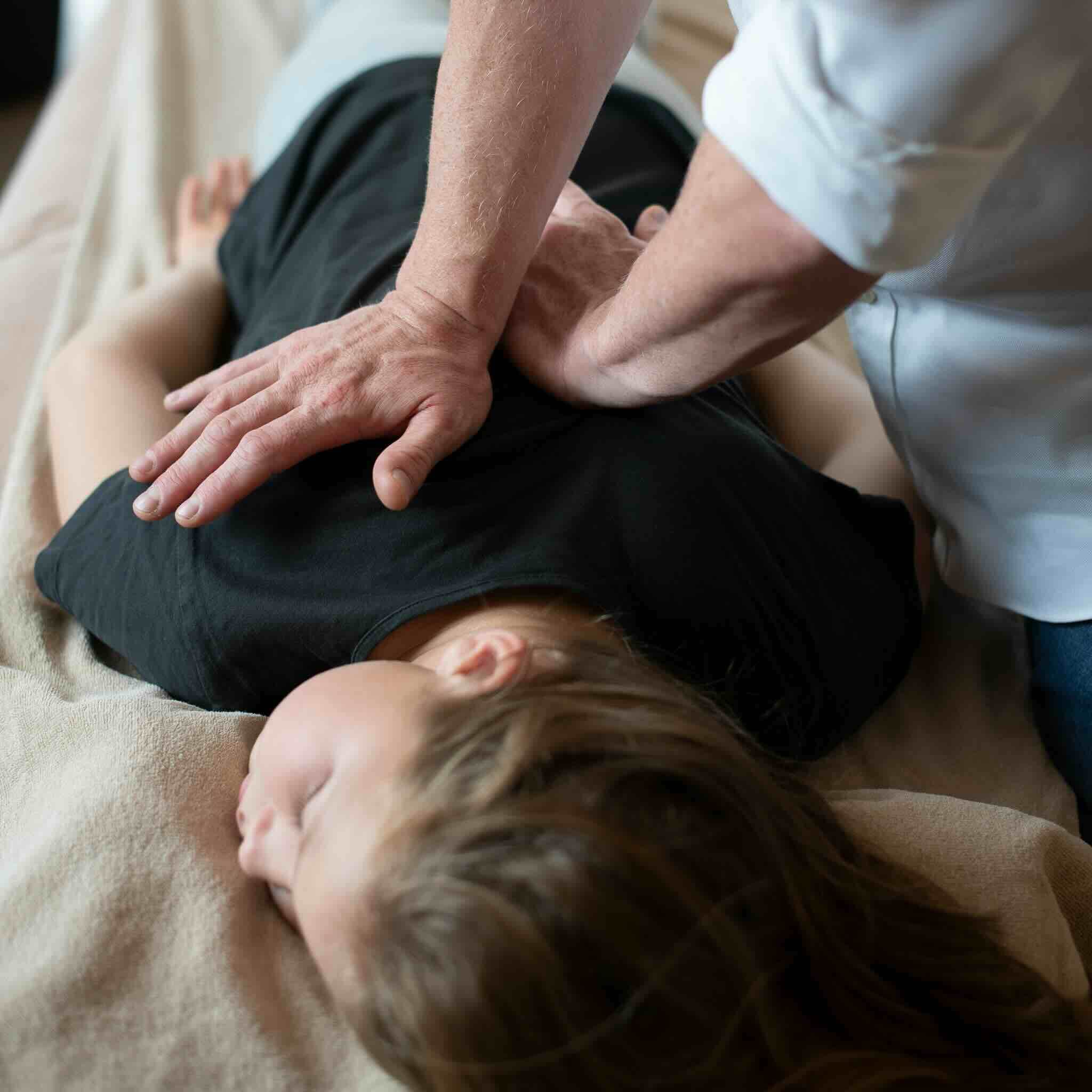 Déroulement d’une séance d’ostéopathie avec manipulation du dos