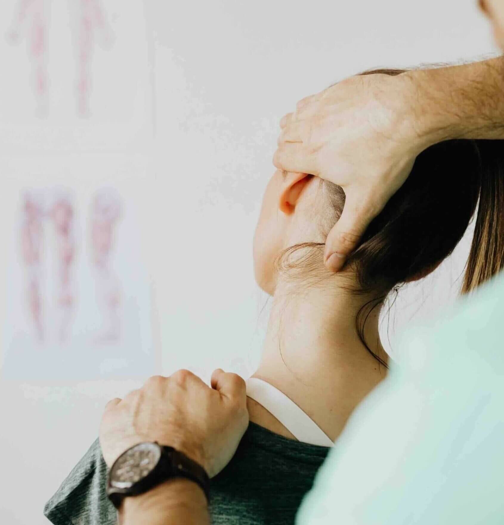 Séance de kinésithérapie cervicale avec mobilisation manuelle de la nuque