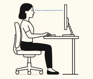 Femme en mauvaise posture devant un ordinateur provoquant des douleurs cervicales.
